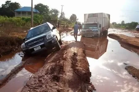 Umahi bemoans dilapidated federal roads in Anambra, South-East
