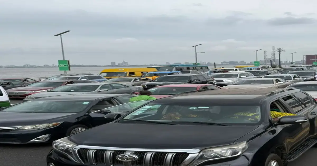 Police clear gridlock on Third Mainland Bridge as residents protest Oworonshoki demolition