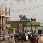 Motorists queue at a filling station in South-East Nigeria as petrol price rises to about N1,000 per litre following Dangote refinery depot price increase.
